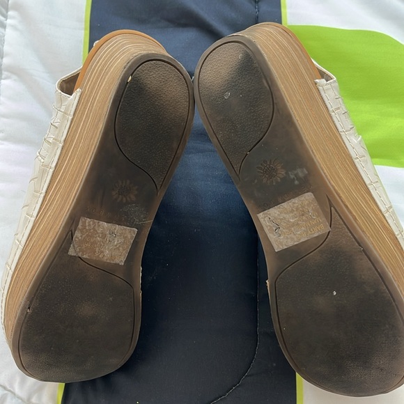 Unique “Clog” Shoes - Picture 5 of 6